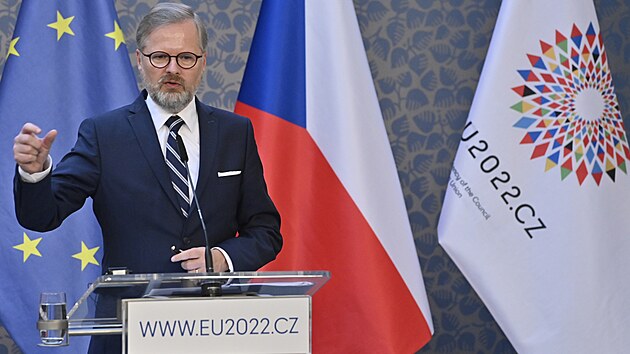 Premiér Petr Fiala na tiskové konferenci po společné schůzce s předsedkyní Evropského parlamentu Robertou Metsolaovou (16. června 2022)
