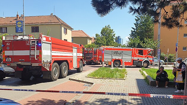 Hasiči zasahovali u požáru v brněnské ubytovně, několik lidí ze zakouřených prostor vyvedli.