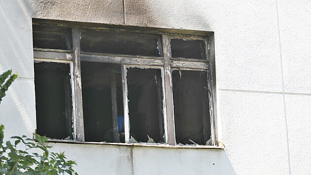 Hasiči zasahovali u požáru v prvním patře brněnské ubytovny. Ze zakouřeného objektu pomohli několika obyvatelům, záchranáři ošetřili sedm lidí.
