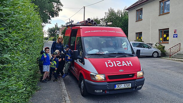 Děti byly zvyklé za doprovodu pedagogických pracovníků jezdit do mateřské školy v Jarošově z okolních obcí autobusem, od úterý ho musí suplovat dodávka hasičů.