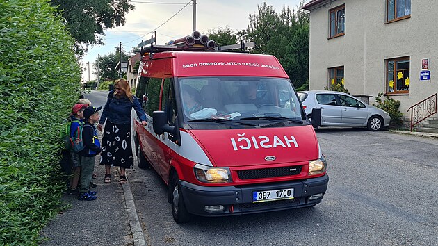 Děti byly zvyklé za doprovodu pedagogických pracovníků jezdit do mateřské školy v Jarošově z okolních obcí autobusem, od pondělí ho musí suplovat dodávka hasičů.