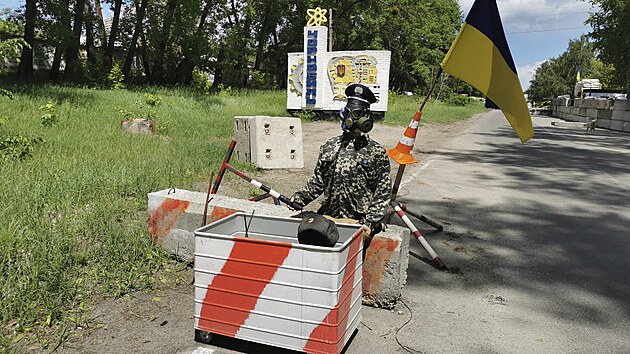 Kontroln stanovit. Na zatku ernobylu ozdobili ukrajint vojci figurnu vojka v radianm obleku s ukrajinskou vlajkou ped pvodnm npisem ernobyl.