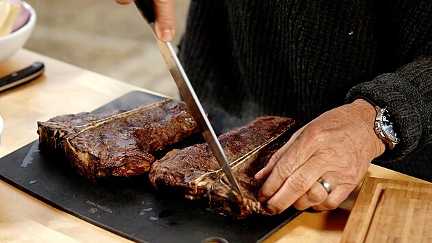 T-bone steak po italsku šéf připravil na venkovním grilu.
