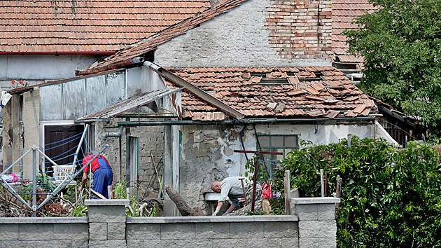 Mal torndo o rychlosti zhruba 150 kilometr za hodinu zashlo Lanhot v pondl veer. Zpsobilo kody na domech a na zeleni, nikdo se nezranil. (13. 6. 2022)