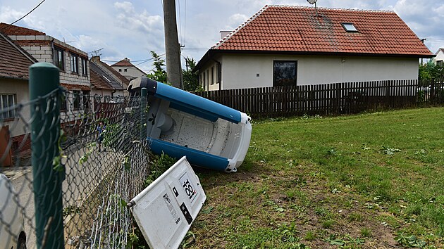 Torndo odneslo plechovou stechu z neomtnutho domu a do ky Kyjovky. Jinde nezstala na mst ani mobiln toaleta. (13. 6. 2022)