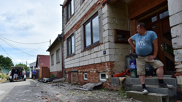 Torndo odneslo plechovou stechu z neomtnutho domu a do ky Kyjovky kus za domem. (13. 6. 2022)
