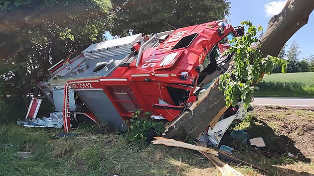 Vůz německých řidičů sjel mezi Ždírcem nad Doubravou a Údavami z vozovky a narazil do stromu. Při nehodě se tři lidé zranili, z toho jeden člověk těžce.