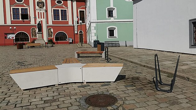 Celkem čtyři vzorové sady mobiliáře budou celý červen na Masarykově náměstí u sochy svatého Václava.