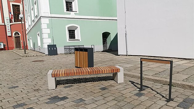 Celkem čtyři vzorové sady mobiliáře budou celý červen na Masarykově náměstí u sochy svatého Václava.