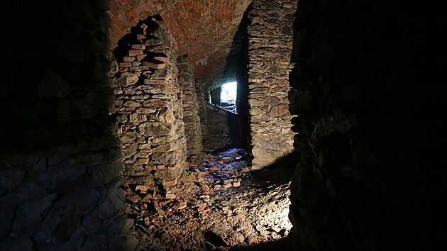 T�mto sklepem pod t�et�m n�dvo��m vede kameninov� potrub�. Kde kon�� voda z n�j, se nev�. Ale z�ejm� podm��� z��cenou hradbu.