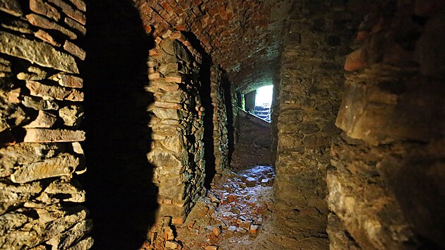 Sklepení u třetího nádvoří zámku sloužilo částečně i jako průchod pro odvodňovací kanály stavby, dnes však není jasné, kde ve skutečnosti voda ze starého odvodnění končí.