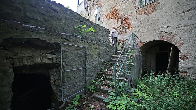 Běžně nezpřístupňovaný dvůr parkánu u třetího nádvoří je místem, kde jsou vchody hned do tří starých zchátralých sklepení. Jejich průzkumem se archeologové budou nyní také zabývat.