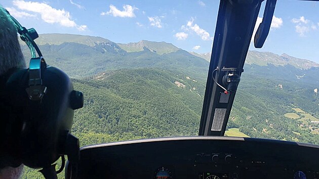 V Itlii v sobotu zahynulo pi pdu helikoptry pt lid, dal dva pasai se stle poheuj. (11. ervna 2022)