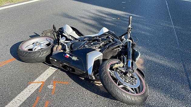 Na dálnici D8 u Klíčan se motorkář srazil s kamionem, nehodu nepřežil. (14. června 2022)