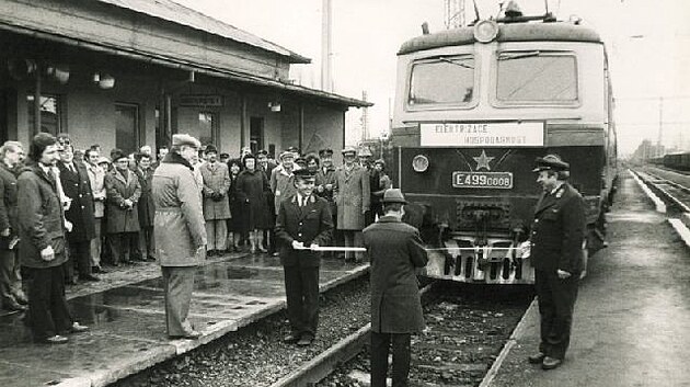 Slavnostní akt na hulínském nádraží v roce 1982