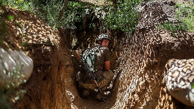 Ukrajinský voják v zákopu na donbaské frontě (9. června 2022)
