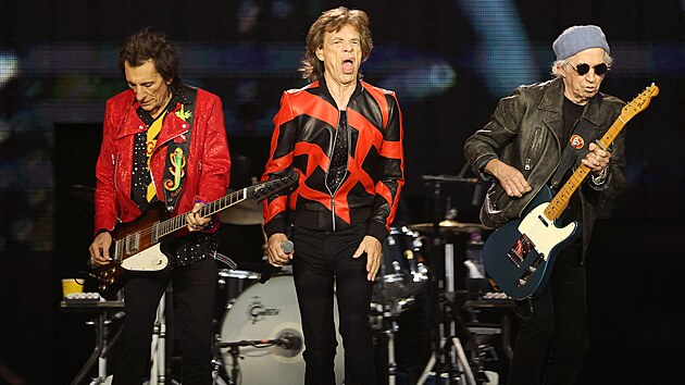 Mick Jagger, Keith Richards a Ronnie Wood. Skupina Rolling Stones vystoupila v Liverpoolu po 50 letech (9. ervna 2022)