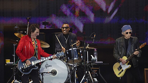 Keith Richards, Ronnie Wood a nový muž na bicích Steve Jordan. Skupina Rolling Stones vystoupila v Liverpoolu po 50 letech (9. června 2022)