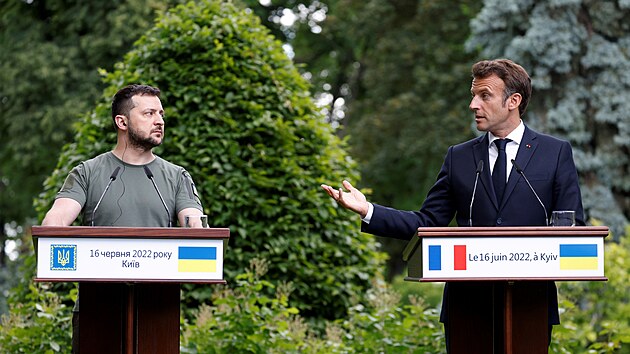 Ukrajinský prezident Volodymyr Zelenskyj a jeho francouzský protějšek Emmanuel Macron při společné tiskové konferenci. (16. června 2022)
