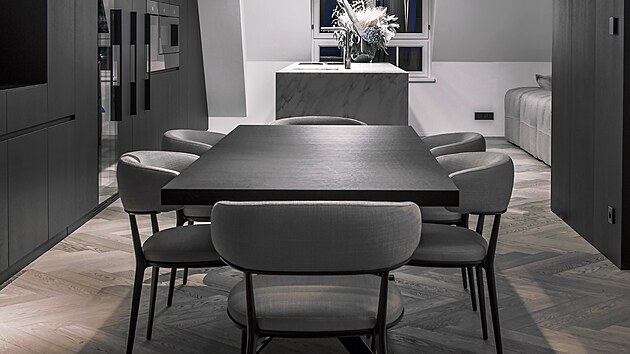 Jídelnu reprezentuje stůl Max Maxalto, navržený Antoniem Citteriem, s čalouněnými židlemi Caratos Maxalto (obojí B&B Italia). Velmi prostě, ale o to efektněji ho doplňuje lustr (Vibia).