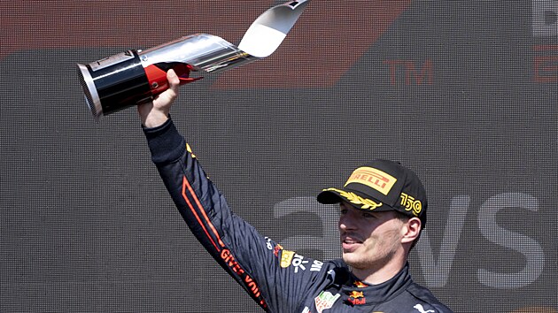 Max Verstappen z Red Bullu s trofej pro vtze Velk ceny Kanady F1.