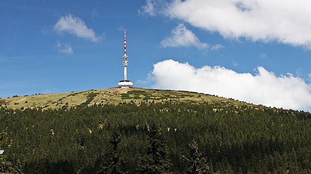Mezi oblben a turisty hojn navtvovan msta pat v Jesenkch napklad vrchol Praddu s vyslaem.