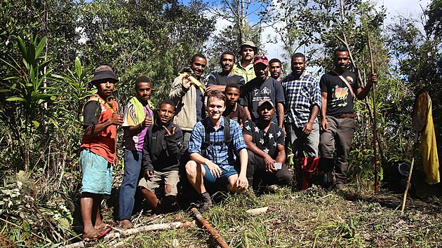Při výzkumu na Nové Guineji asistovali olomouckým zoologům z vědeckého týmu Ladislava Bocáka i místní obyvatelé.