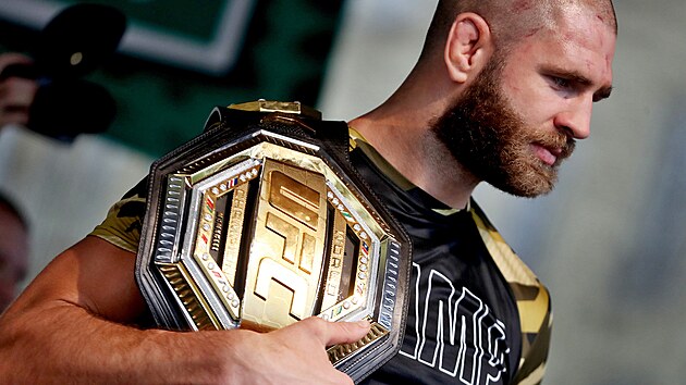 Bojovník Jiří Procházka se může chlubit pásem pro šampiona UFC.