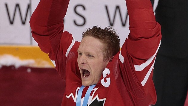 Kanadský hokejista Corey Perry slaví triumf na světovém šampionátu.