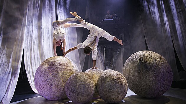 Záběr z představení Knitting Peace, které na Letní Letnou veze švédský soubor Circus Cirkör