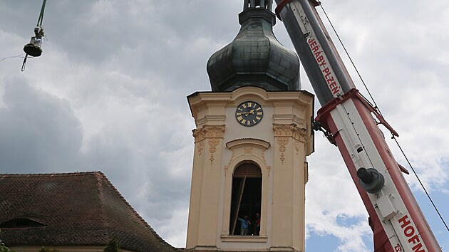 Ve Městě Touškově slavnostně umístili do věže místního kostela zvon svatého Benedikta a Panny Marie. Oba byly za války roztaveny. Zavěšení zvonů předcházel jejich slavnostní příjezd a svěcení. (11. 6. 2022)