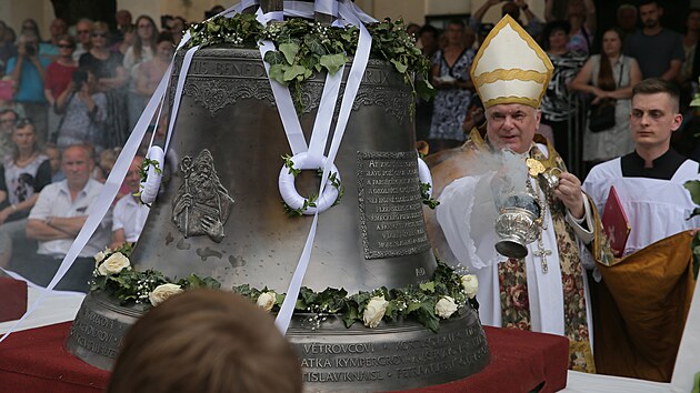 Ve Mst Toukov slavnostn umstili do ve mstnho kostela zvon svatho Benedikta a Panny Marie. Oba byly za vlky roztaveny. Zaven zvon pedchzel jejich slavnostn pjezd a svcen. (11. 6. 2022)