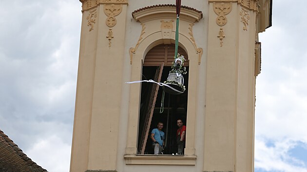 Ve Městě Touškově slavnostně umístili do věže místního kostela zvon svatého Benedikta a Panny Marie. Oba byly za války roztaveny. Zavěšení zvonů předcházel jejich slavnostní příjezd a svěcení. (11. 6. 2022)