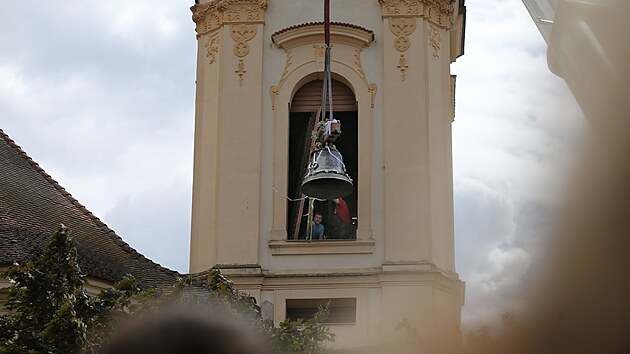 Ve Mst Toukov slavnostn umstili do ve mstnho kostela zvon svatho Benedikta a Panny Marie. Oba byly za vlky roztaveny. Zaven zvon pedchzel jejich slavnostn pjezd a svcen. (11. 6. 2022)
