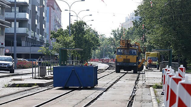 Rekonstrukce Koterovské ulice v Plzni-Slovanech pokračuje demontáží tramvajových kolejí. Práce tu potrvají až do konce letních prázdnin. (10. 6. 2022)