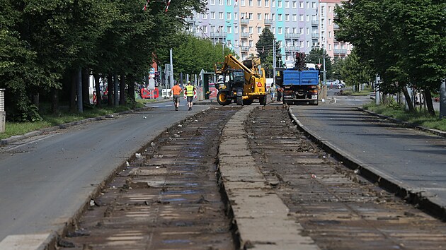 Rekonstrukce Koterovské ulice v Plzni-Slovanech pokračuje demontáží tramvajových kolejí. Práce tu potrvají až do konce letních prázdnin. (10. 6. 2022)