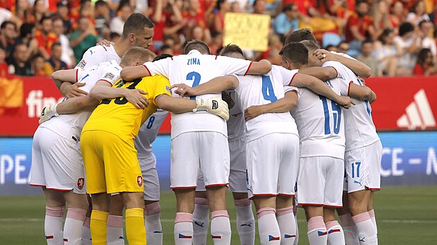 �e�t� fotbalist� se hecuj� p�ed z�pasem ve �pan�lsku.