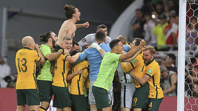 Fotbalist Austrlie oslavuj postup na mistrovstv svta, kter si zajistili po penaltovm rozstelu v bari s Peru.