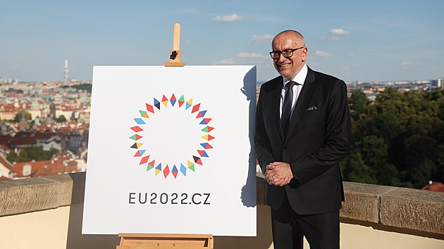 Ministr pro evropsk zleitosti Mikul Bek s novm logem eskho pedsednictv v Rad EU. (15. ervna 2022)