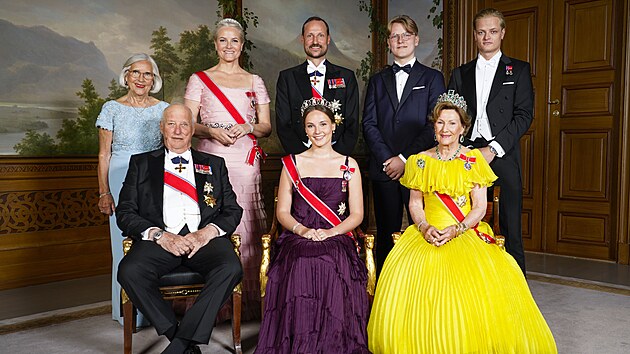 Marit Tjessemov, norsk krl Harald V., korunn princezna Mette-Marit, korunn princ Haakon, princezna Ingrid Alexandra, princ Sverre Magnus, krlovna Sonja a Marius Borge Hoeiby (Oslo, 17. ervna 2022)