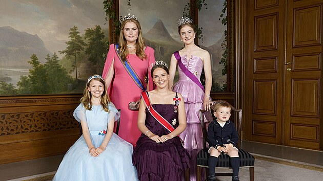 vdsk princezna Estelle, nizozemsk princezna Amalia, norsk princezna Ingrid Alexandra, belgick princezna Elisabeth a lucembursk princ Charles (Oslo, 17. ervna 2022)
