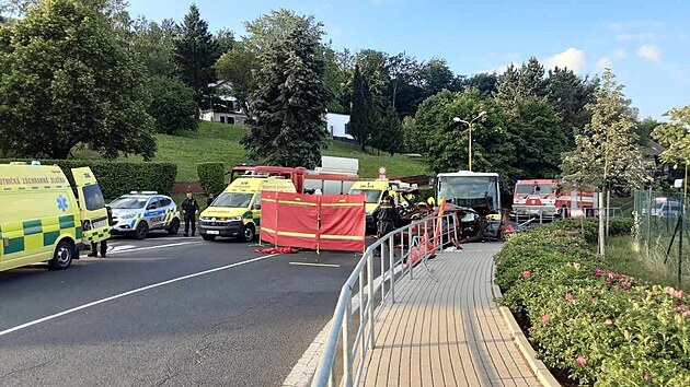 V Mezibo na Mostecku zemeli v sobotu rno dva lid a dva utrpli tk zrann pi nehod osobnho automobilu a autobusu. (11. ervna 2022)