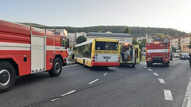 V Mezibo na Mostecku zemeli v sobotu rno dva lid a dva utrpli tk zrann pi nehod osobnho automobilu a autobusu. (11. ervna 2022)