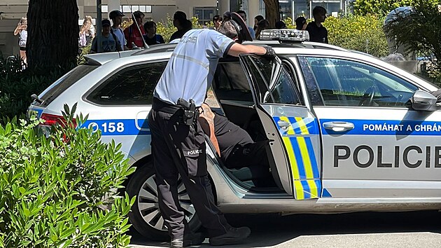 Incident mezi dvěma muži, který skončil útokem nožem, vyšetřují středočeští policisté. (15. června 2022)