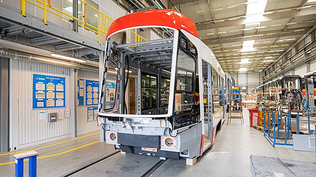 Výroba obousměrné tramvaje typu 45T, která pojme 233 cestujících.