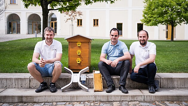 Když se ve vědeckém týmu na Vysokém učení technickém v Brně sešlo několik včelařů, spojili svůj koníček se znalostmi z oboru a časem byl na světě systém ApiVčelař 4.0 s chytrými vahami a senzory.