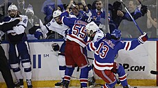 Rvaka mezi hokejisty tým New York Rangers a Tampa Bay.