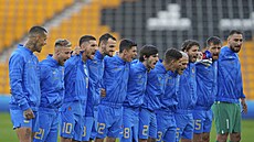 Italtí fotbalisté zpívají hymnu ped duelem Ligy národ v Anglii.