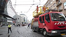 Na k�i�ovatce na And�lu strhla tramvaj vedení a zp�sobila dopravní problémy....