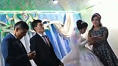 V Uzbekistánu způsobil skandál ženich, který během svatby udeřil nevěstu